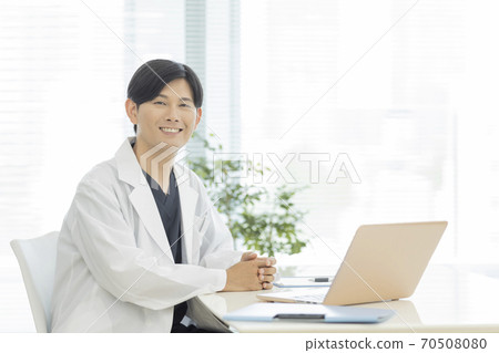 Doctors doing online consultation 70508080