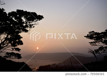 Asahi rising in the shade of Amami Oshima 70508381