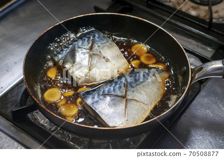 Boiled mackerel (during cooking) Boiled mackerel (during cooking) 70508877