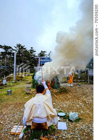 Prayer on the summit of Mt. Misen (vertical) 70509200