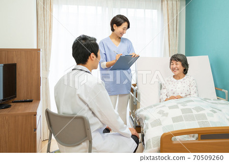 Doctors and senior women seeing in the hospital room 70509260