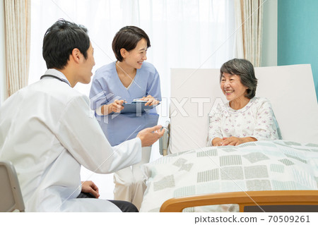 Doctors and senior women seeing in the hospital room 70509261