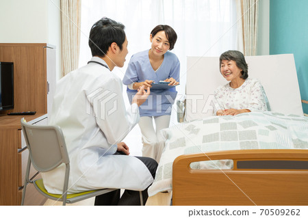 Doctors and senior women seeing in the hospital room 70509262