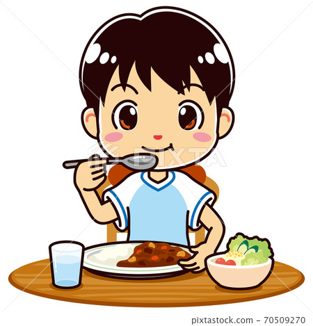 男孩吃咖哩和沙拉 70509270