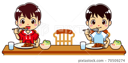 孩子們並排吃咖哩和沙拉 70509274