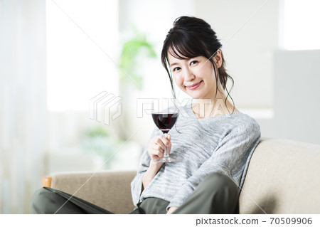 Women's wine living lifestyle 70509906