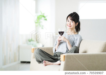 Women's wine living lifestyle 70509907