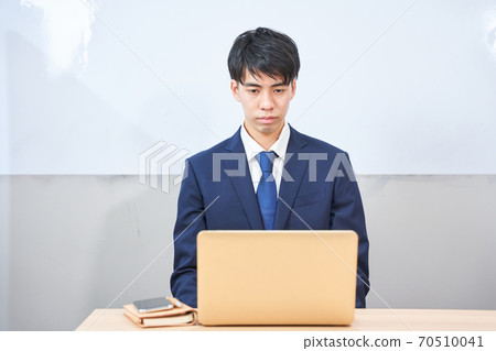 Job hunting students undergoing online interviews, university students, new employee training 70510041