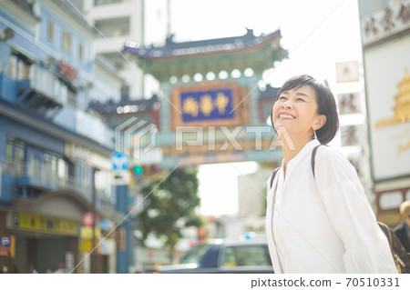 一位享受橫濱唐人街的令人耳目一新的中年婦女 70510331