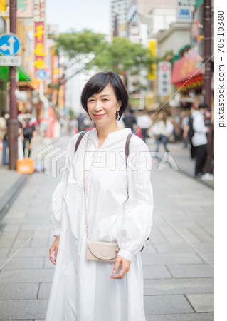 一位享受橫濱唐人街的令人耳目一新的中年婦女 70510380