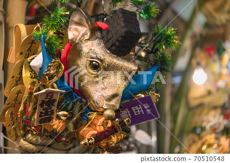 [東京淺草]一種吉祥的裝飾物，裝飾著由Washi Shrine公雞市場出售的橢圓形硬幣包圍的金鼠的頭。 70510548