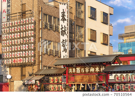[東京淺草] Wash神社鳥居門的特寫鏡頭，在公雞市場上裝飾燈籠。 70510564