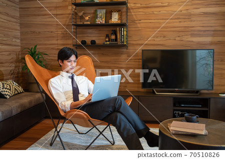 在客廳裡的年輕商人遠程辦公 70510826