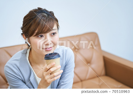 Business woman sitting on the sofa 70510963