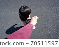 牽著孩子散步 70511597