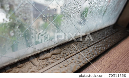 冬季窗戶上的冷凝水 70511868
