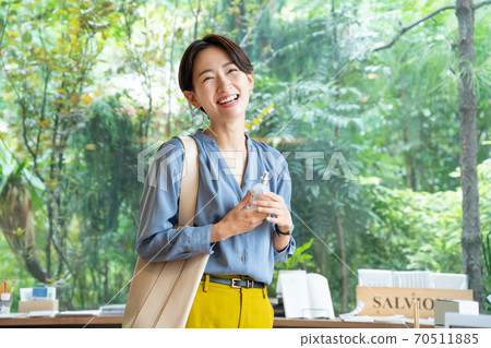 購物的中年婦女 70511885