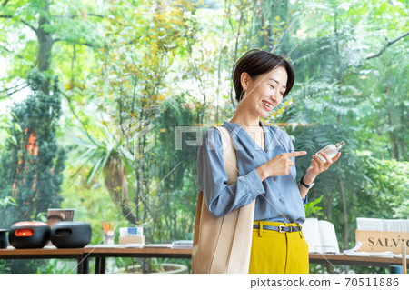購物的中年婦女 70511886