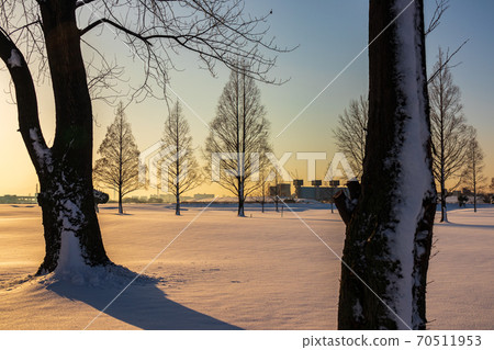 "Saitama Prefecture" Snow scene where the Arakawa riverbed of snow is dyed by the sunrise "Saitama Prefecture" Snow scene where the Arakawa riverbed of snow is dyed by the sunrise 70511953