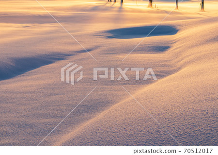 "Saitama Prefecture" Snow scene where the Arakawa riverbed of snow is dyed by the sunrise "Saitama Prefecture" Snow scene where the Arakawa riverbed of snow is dyed by the sunrise 70512017