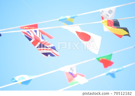 藍藍的天空下運動會的所有標誌 70512182