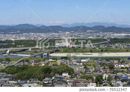 岐阜市秋季陽光明媚的郊區和山上的風景 70512347