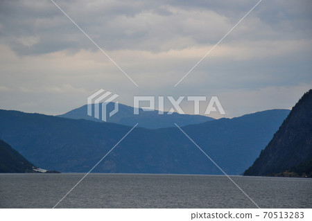 從Sognefjord巡航遊船在弗洛姆和古德萬根，挪威之間的壯麗景色。 70513283