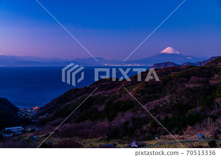 (Shizuoka Prefecture) Mt. Fuji seen from Nishiizu Ishibu near dusk 70513336