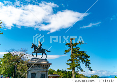 青葉城遺址,藍藍的天空中的日期棗正武士雕像宮城仙台 青葉城遺址,藍藍的天空中的日期棗正武士雕像宮城仙台 70513418