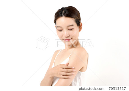 一個女人在做皮膚護理的形象 70513517