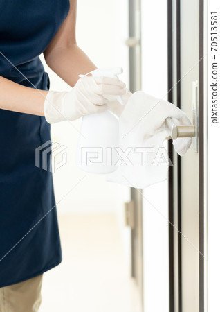 Women's hands to sterilize doorknobs [Alcohol disinfection] 70513581