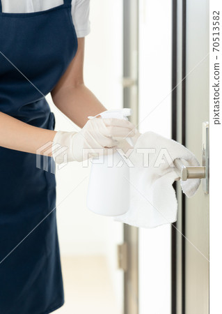 Women's hands to sterilize doorknobs [Alcohol disinfection] 70513582