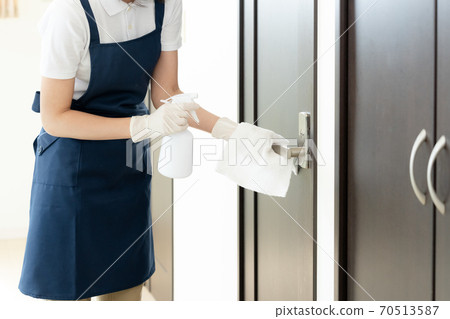 消毒門把手的婦女的手[酒精消毒] 70513587