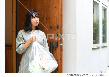 A woman who puts out garbage 70513660