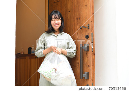 A woman who puts out garbage 70513666