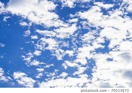 下雨前的秋天的天空和秋天的雲 70513673