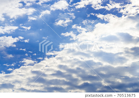 下雨前的秋天的天空和秋天的雲 70513675