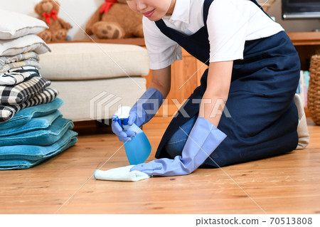 管家女人清洗地板 70513808