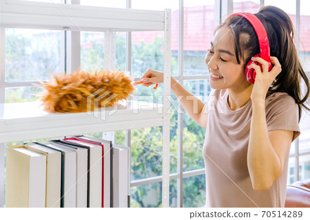 girl cleaned home 70514289