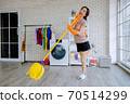 a woman clean home 70514299