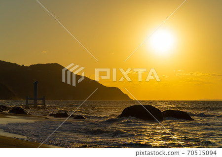 "Meotoiwa of Sakurai Futigaura" at sunset, Itoshima City, Fukuoka Prefecture "Meotoiwa of Sakurai Futigaura" at sunset, Itoshima City, Fukuoka Prefecture 70515094