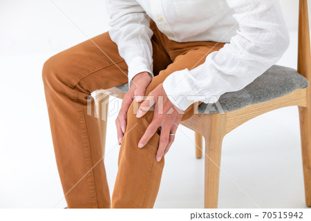 Senior man suffering from knee pain Senior man suffering from knee pain 70515942