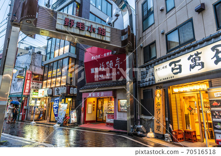 Yokohama cityscape of Japan, overlooking Yokohama's Noge bar, Noge alley, etc. 70516518