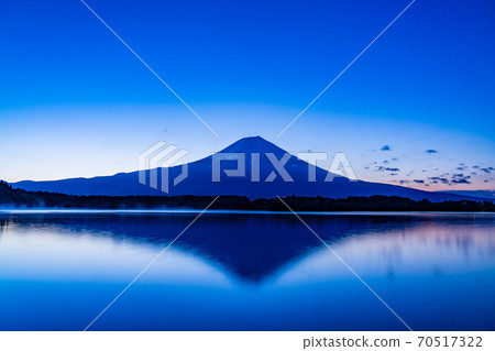 [Shizuoka Prefecture] Mt. Fuji, Lake Tanuki, sunrise 70517322