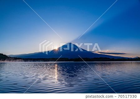 [靜岡縣]富士山，狸樹湖，日出 70517330