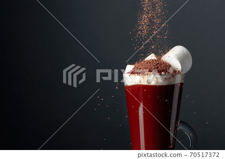 Hot chocolate with marshmallows sprinkled with chocolate crumbs. 70517372