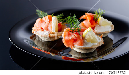 Tartlets with salmon. 70517782