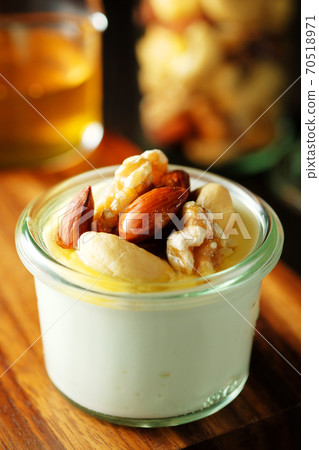 希臘酸奶和蜂蜜堅果 70518971