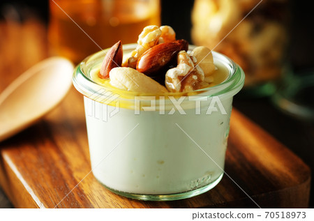 希臘酸奶和蜂蜜堅果 70518973