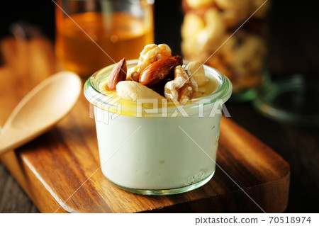 希臘酸奶和蜂蜜堅果 70518974